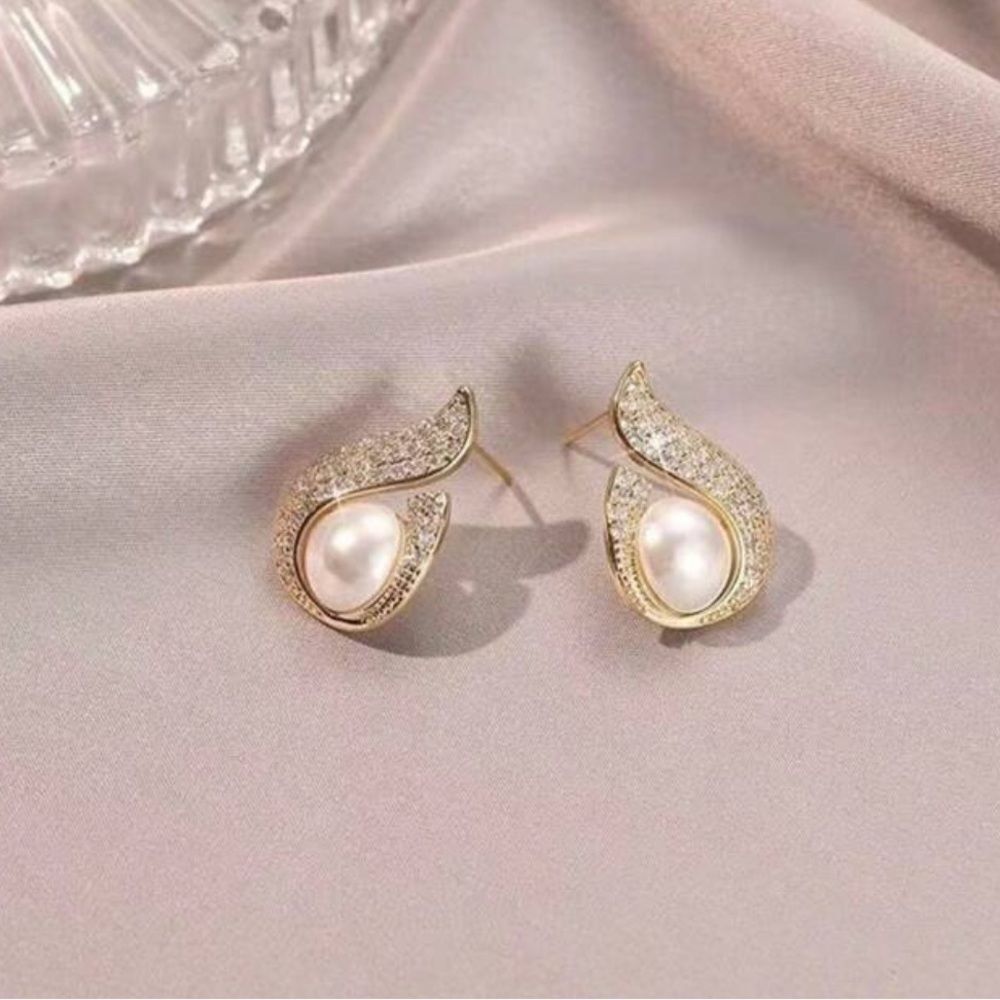Elegant Gold Pearl Earrings A1340